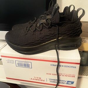 Nike LeBron 15 ‘triple black’